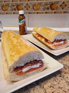 Una foto de Bocadillo de queso fresco, Tajín y jamón