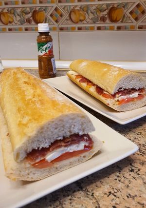 Una foto de Bocadillo de queso fresco, Tajín y jamón