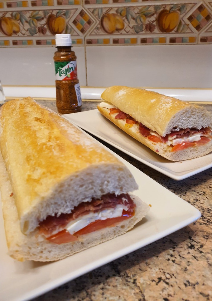 Una foto de Bocadillo de queso fresco, Tajín y jamón