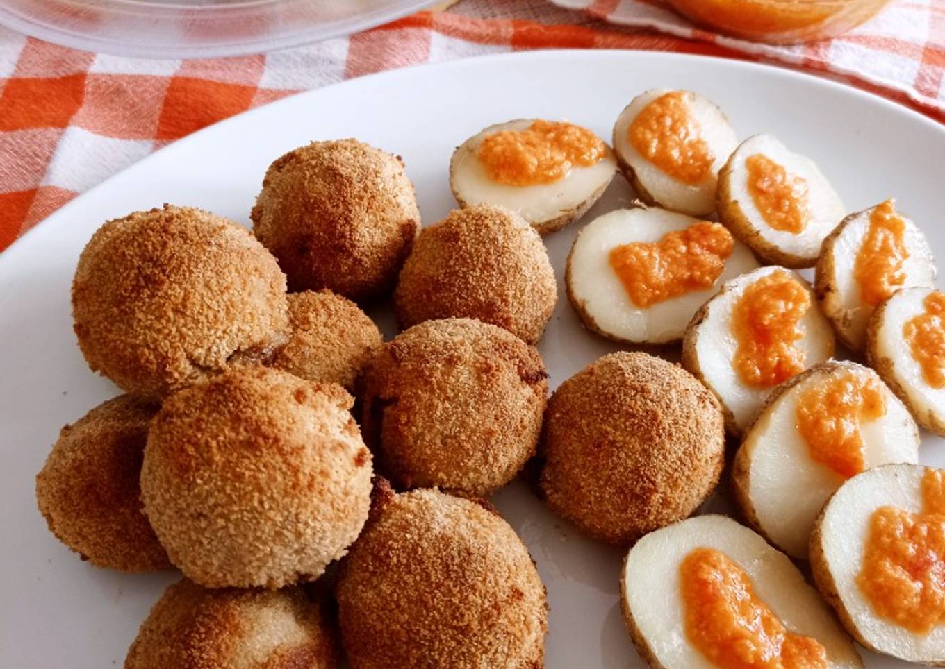 Albóndigas y patatas arrugadas con salsa fría de tomate
