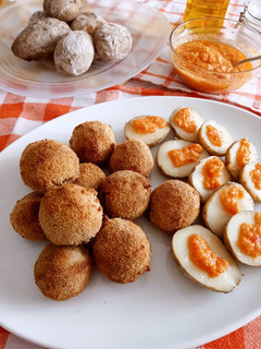 Una foto de Albóndigas y patatas arrugadas con salsa fría de tomate
