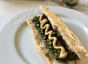 Una foto de Choripan con chimichurri