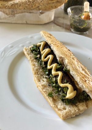 Una foto de Choripan con chimichurri