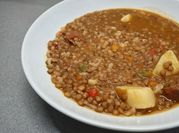 Una foto de lentejas pardinas con chorizo