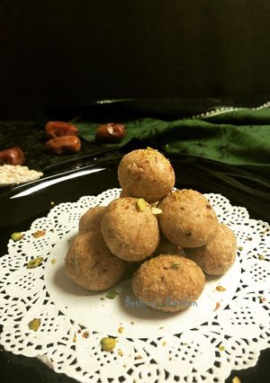 A picture of Oats & Date Balls.