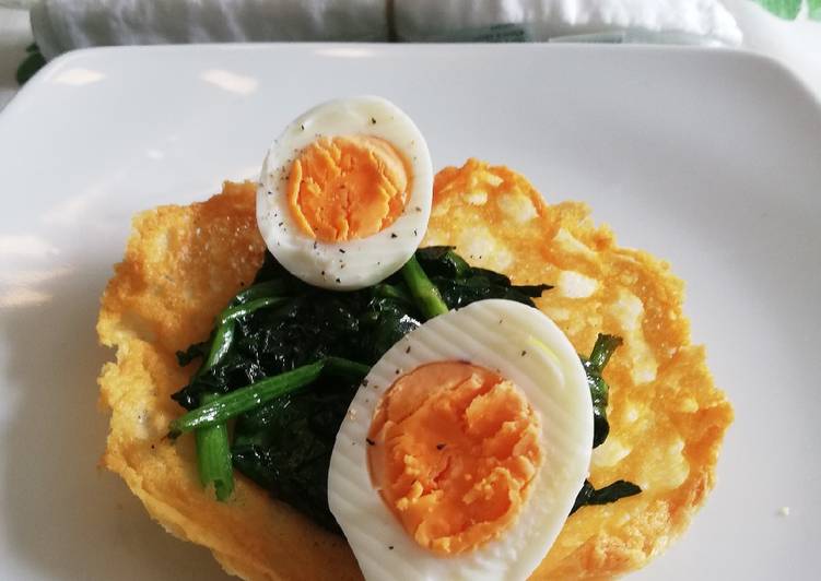 Cialda di parmigiano con uova sode e spinaci