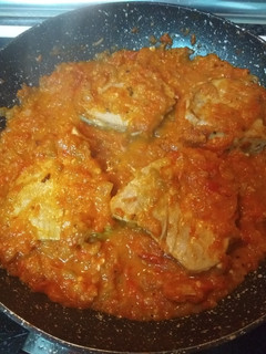 Una foto de Atún rojo con salsa de pimientos asados