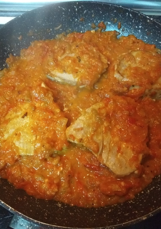 Una foto de Atún rojo con salsa de pimientos asados