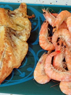 Una foto de Dorada a la plancha y langostinos cocidos