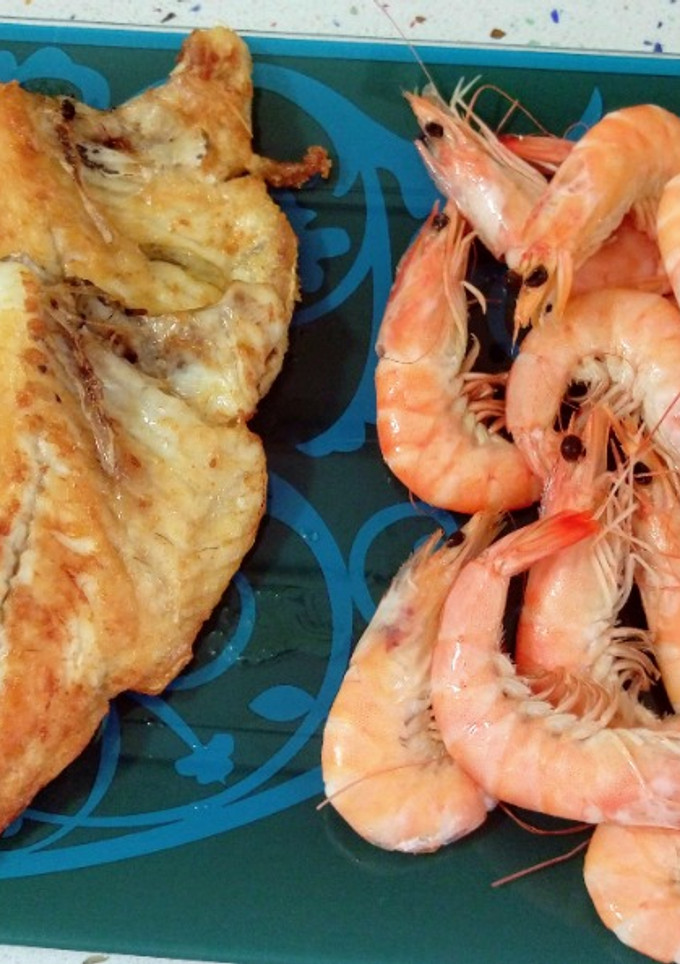 Una foto de Dorada a la plancha y langostinos cocidos