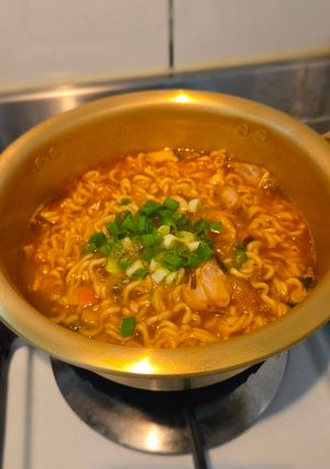 辛拉麵-黑白大廚蒜香升級版 的食譜成品照片