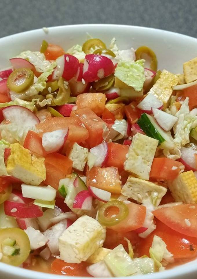 Пікантний салат з тофу та оливками