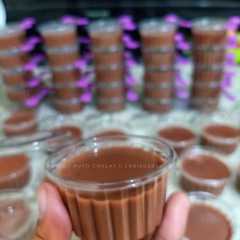 A picture of Puding Puyo Coklat.