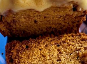 Foto de Bolo de Cenoura com Cobertura de Queijo Mascarpone
