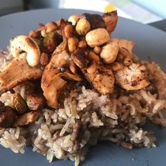 A picture of Riz ‘a djeij (Lebanese rice and chicken) رز ع دجاج.