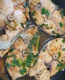 Cá thu trứng kho hành tỏi