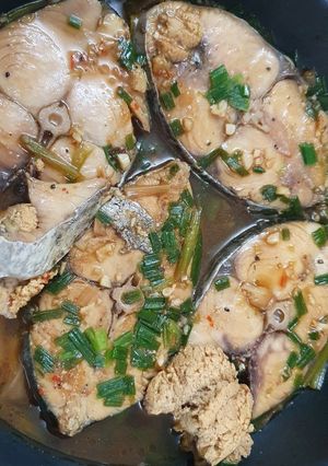 Hình của món Cá thu trứng kho hành tỏi.