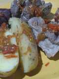 Recorte de cerdo sancochado al ají mala palabra con tomate