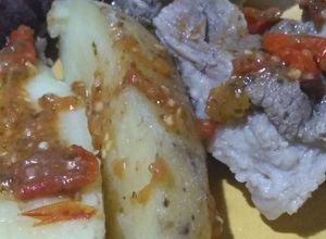 Una foto de Recorte de cerdo sancochado al ají mala palabra con tomate