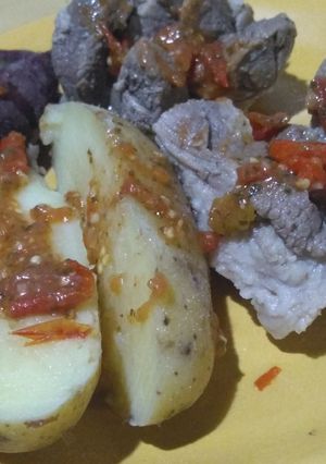 Una foto de Recorte de cerdo sancochado al ají mala palabra con tomate