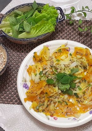 Hình của món Mì lá chiên bột nhân hến xào.