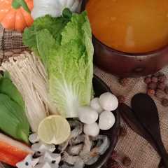 A picture of Steamboat kuah tomyam.