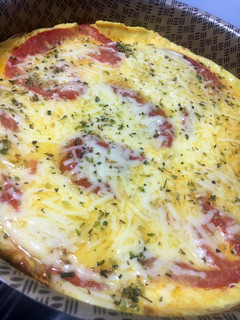 Una foto de OMELET ABIERTO DE 🍅TOMATE🍅Y QUESO …🥓🧀🍖🍅🥚🥘 (XXL)
