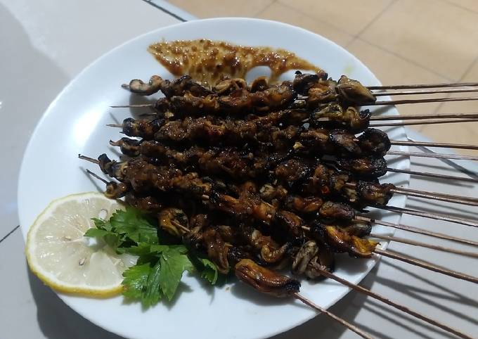 Sate kerang bumbu kacang