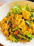 ผัดผงกะหรี่อกไก่
