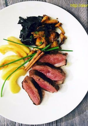 Une photo de Magret de canard, pommes et champignons