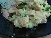 Una foto de pollo al verdeo con arroz