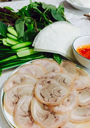 Hình của món Thịt luộc cuốn rau rừng.
