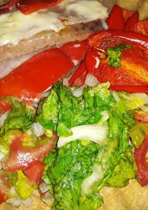 Una foto de Matambre a la pizza con ensalada y Morrones