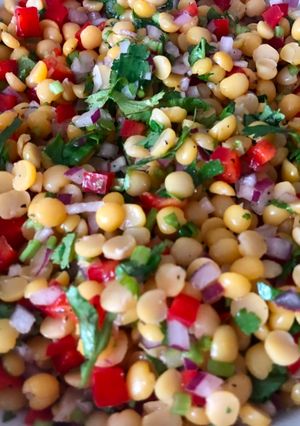 Una foto de Ensalada de arvejas naranjas partidas