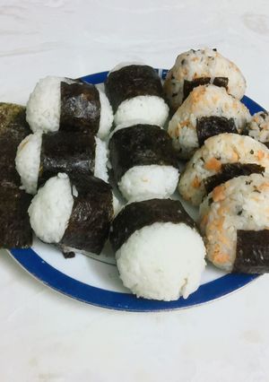 Hình của món Cơm Nắm Cá Hồi.