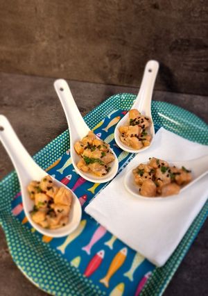 Une photo de °Tartare de saumon sauce soja et sésame noir°
