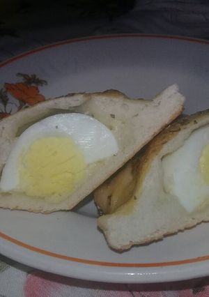 Una foto de Pan de huevo hervido con queso - Pan Salado