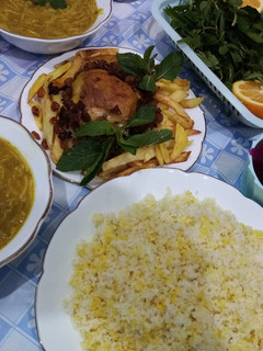 عکسی از دستور برنج زعفرانی با مرغ و کشمش