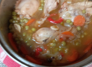 Una foto de Pollo arvejado