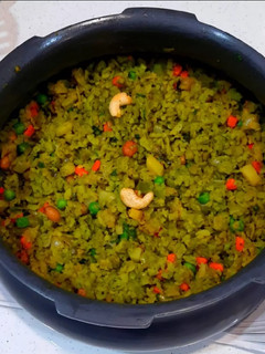 ગ્રીન બટાકા પૌંવા (Green Bataka Pauva Recipe In Gujarati) રેસીપી મુખ્ય ફોટો