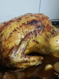 Una foto de Pollo de corral asado en rustidor🍗