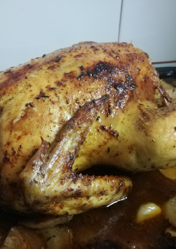 Una foto de Pollo de corral asado en rustidor🍗