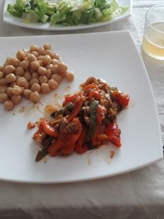 Una foto de Ternera con pimientos y garbanzos a la trufa