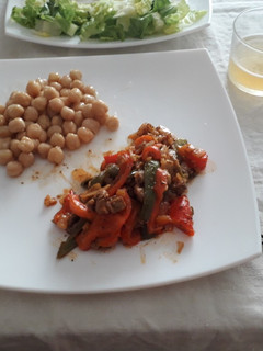 Una foto de Ternera con pimientos y garbanzos a la trufa