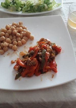 Una foto de Ternera con pimientos y garbanzos a la trufa
