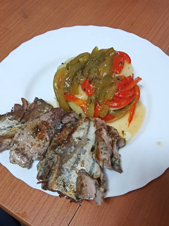 Una foto de Atún a la plancha con ensalada de papas y pimientos