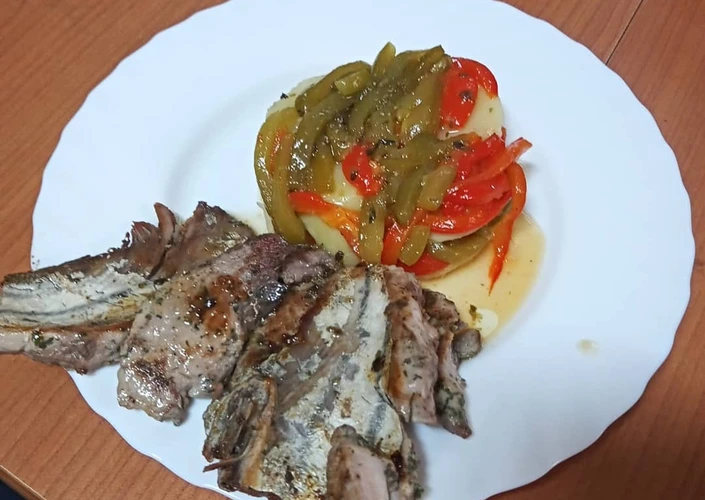 Manera fácil Preparar  Atún a la plancha con ensalada de papas y pimientos