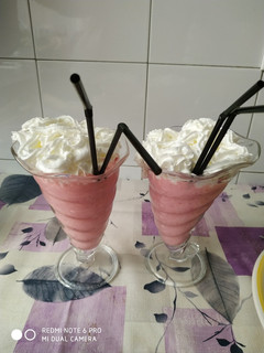 Una foto de Batido de fresa y plátano