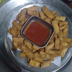 A picture of Namak pare.