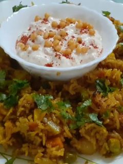 વેજીટેબલ પુલાવ (Vegetable Pulao Recipe In Gujarati) રેસીપી મુખ્ય ફોટો